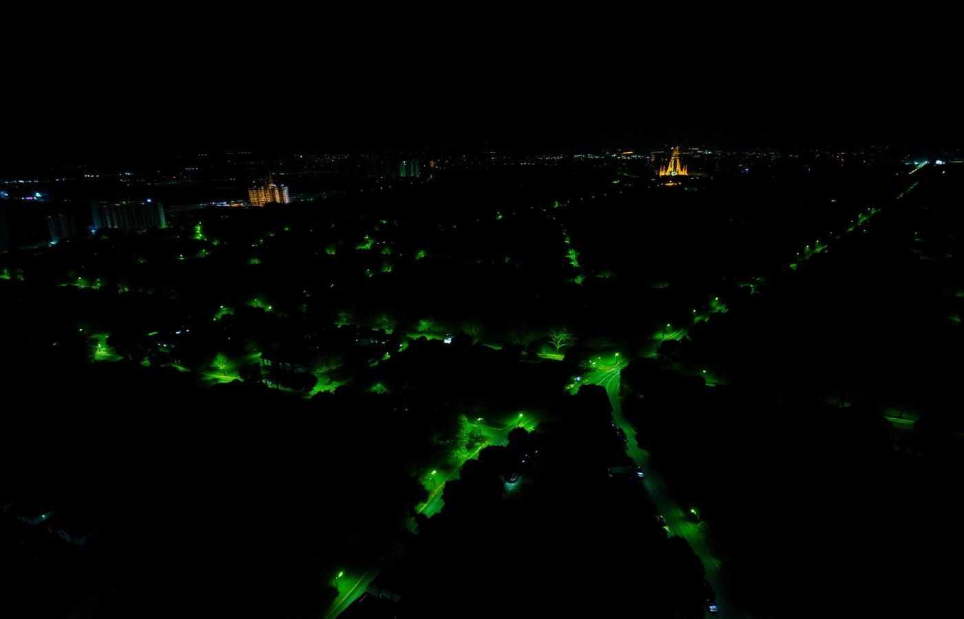 Vista nocturna de la ciudad con avenidas iluminadas